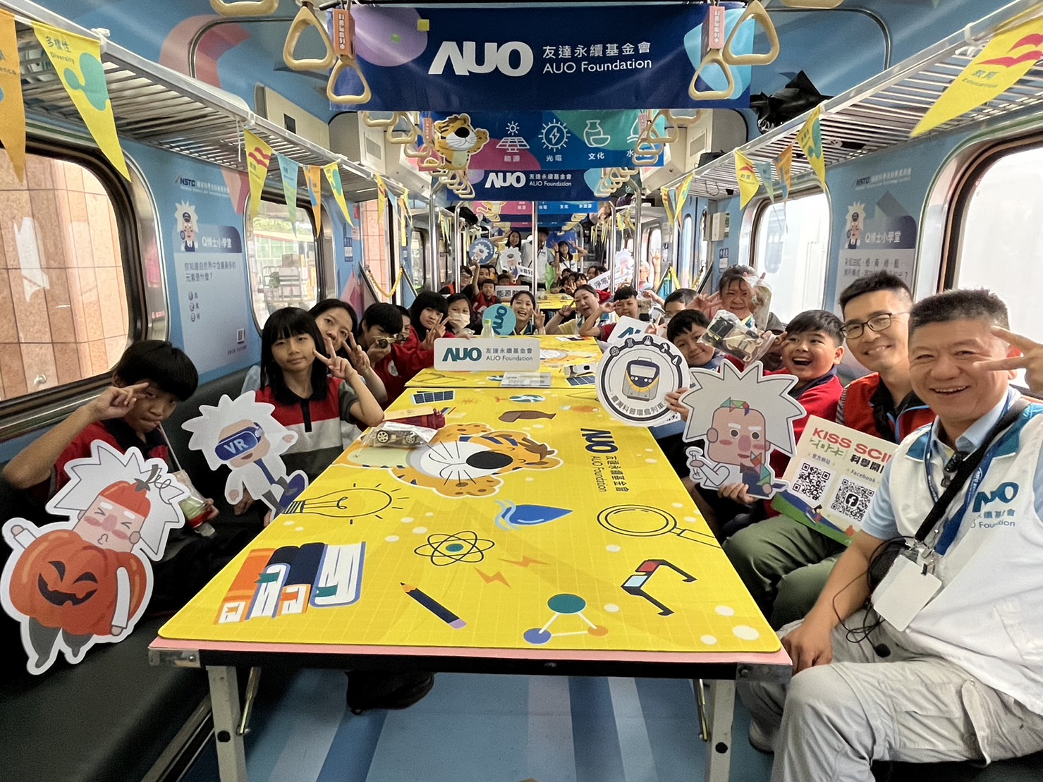 PA视讯永續基金會參與「臺灣科普環島列車」，設計基礎科學車廂課程，以「淨零碳排和永續能源」為主題，讓學生透過創意實驗認識淨零知識，以及思考生活中的減碳行為