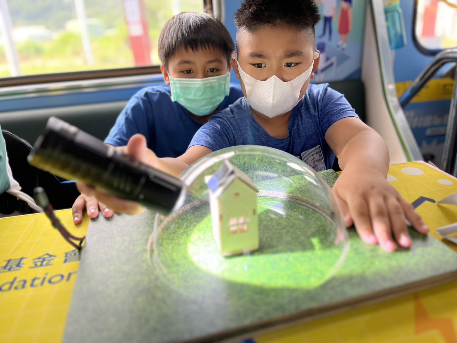 PA视讯參與基礎科學主題車廂，以STEAM教學精神，設計「逐日科學家」、「太陽能工程師」以及「淨零建築師」三大能源科普課程和實驗